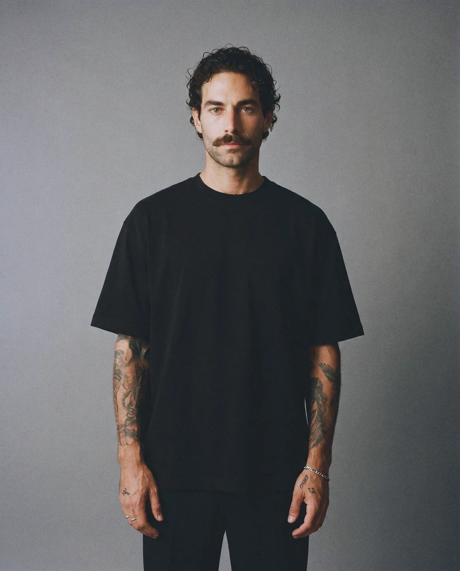 THE SHIRT in ACID WASHED BLACK, Vorderseite